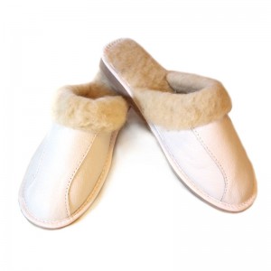 Creme slippers